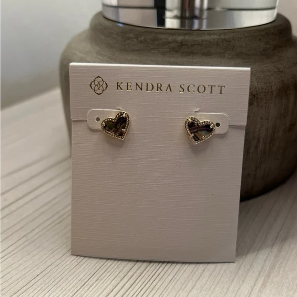 Kendra Scott Gold Ari Heart Abalone Shell Stud earrings new without tags - Picture 3 of 5